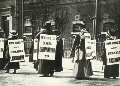 Suffragettes एक जेल, लंदन, 1914, 1947 के बाहर प्रदर्शित करता है। द्वारा अज्ञात