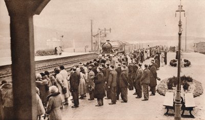 1936 में वेल्विन स्टेशन पर रॉयल फ़्यूनरल ट्रेन में सहानुभूतिपूर्ण रुचि द्वारा अज्ञात