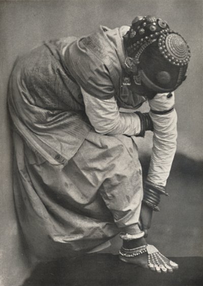 पैर और हेडड्रेस के साथ तामुलिन, 1926 द्वारा अज्ञात