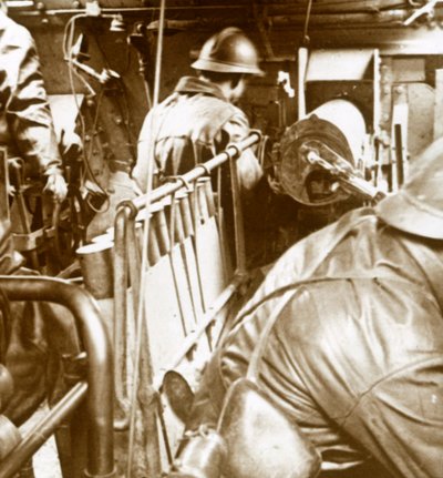 टैंक इंटीरियर, c1914-c1918 द्वारा अज्ञात
