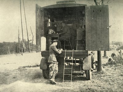 टेलीफोन लॉरी एक्सचेंज आरएएफ पतंग गुब्बारा अनुभाग, 1919 से जुड़ा हुआ है। द्वारा अज्ञात