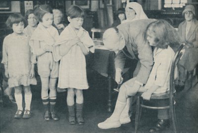 तंत्रिका रोग के संकेत के लिए पटेला रिफ्लेक्स का परीक्षण, c1935 द्वारा अज्ञात