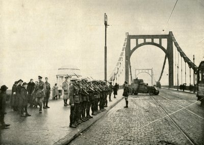 कोलोन के 1919 में राइन पर एक पुल की रखवाली करने वाला 18 वाँ हसर। द्वारा अज्ञात