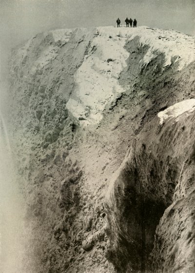 द क्रेटर ऑफ एरेबस, 900 फीट डीप और हॉफ ए माइल वाइड, 1908, 1909। द्वारा अज्ञात