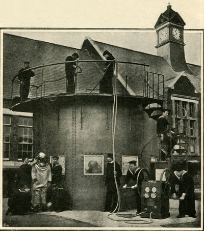 पोर्ट्समाउथ में गोताखोरी टैंक जहां विविधताएं प्रशिक्षित हैं, 1901। द्वारा अज्ञात