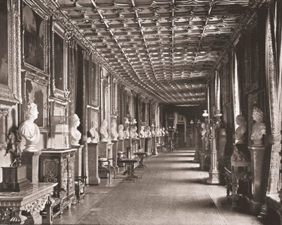 द ईस्ट कॉरिडोर, विंडसर कैसल, बर्कशायर, 1894। द्वारा अज्ञात