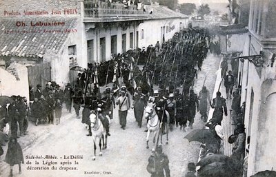 1906 में सिदी बेल अबेब्स, अल्जीरिया की सड़कों के माध्यम से फ्रांसीसी विदेशी सेना की परेड द्वारा अज्ञात