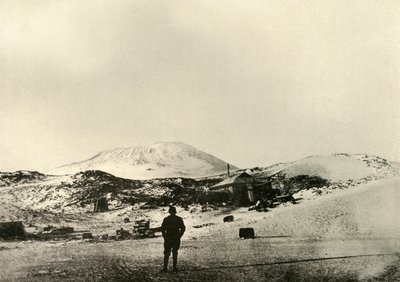 द हट, इन द माउंट एरेबस विद बैकग्राउंड, इन द ऑटम, 1908, 1909। द्वारा अज्ञात