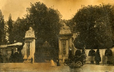 द लायन गेट्स, हैम्पटन कोर्ट, लंदन, 1910। द्वारा अज्ञात