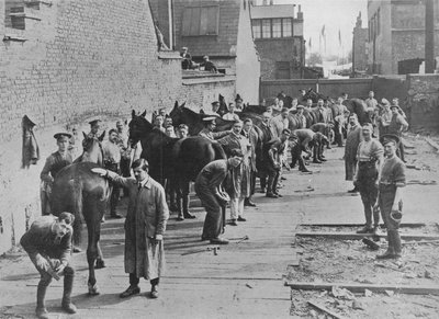 द न्यू आर्मी इन द ट्रेनिंग इन द फ़रियर्स स्कूल, 1915 द्वारा अज्ञात