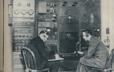 द न्यू मैजिक: वायरलेस एंड अनसेकेबल टेलीफोन द्वारा चित्र भेजना, c1935 द्वारा अज्ञात