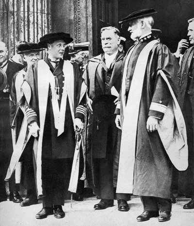 द प्रिंस ऑफ़ वेल्स और एडमिरल विलियम सिम्स, कैम्ब्रिज, 1921 द्वारा अज्ञात