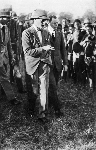 वेल्स के राजकुमार और उसुता नर्तकियों का एक समूह, 1925 में जूलैंडैंड द्वारा अज्ञात
