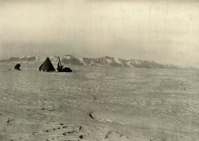 ग्लेशियर के नीचे जाने वाली रानी एलेक्जेंड्रा रेंज की फोटो, c1908, 1909 द्वारा अज्ञात