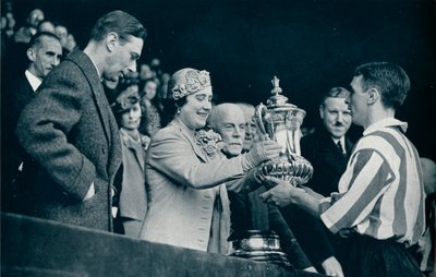 द क्वीन प्रेज़ेंट्स द कप, 1937 द्वारा अज्ञात