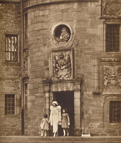 द क्वीन एट हर ओल्ड होम, ग्लैमिस कैसल, c1936 1937 द्वारा अज्ञात