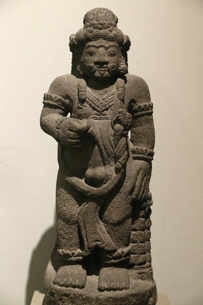 विक्टोरिया और अल्बर्ट संग्रहालय। एक महाकाव्य नाटक से अभिभावक चित्र। ज्वालामुखीय पत्थर। इंडोनेशिया (पूर्वी जावा)। 1400-1500। माजापहित काल। यूनाइटेड किंगडम द्वारा अज्ञात