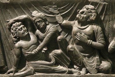 विक्टोरिया और अल्बर्ट संग्रहालय। बुद्ध की मृत्यु (परिनिर्वाण) की राहत का एक हिस्सा। 200-400। कुषाण काल। शिस्ट। गांधार/उत्तर पश्चिमी पाकिस्तान। यूनाइटेड किंगडम द्वारा अज्ञात