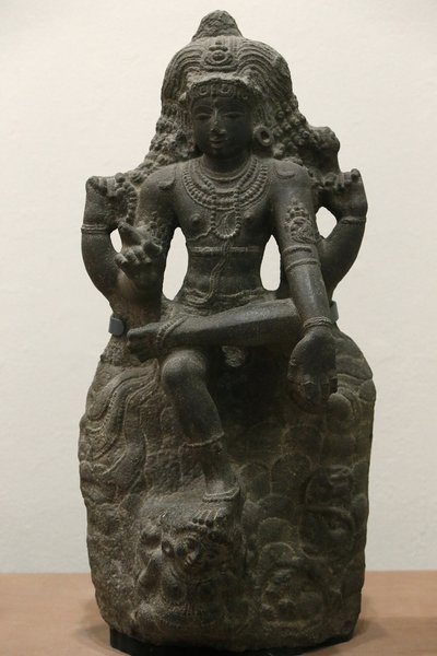 विक्टोरिया और अल्बर्ट संग्रहालय। शिव दक्षिणामूर्ति के रूप में। 1200-1300। देर से चोल काल। ग्रेनाइट। दक्षिण भारत (तमिलनाडु)। यूनाइटेड किंगडम द्वारा अज्ञात