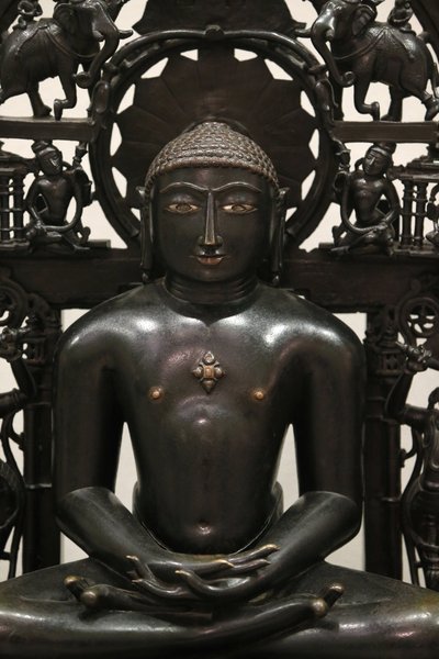 विक्टोरिया और अल्बर्ट संग्रहालय। जीना शांतिनाथ। 1168; बैकप्लेट लगभग 1300-1500। चांदी और तांबा जड़ना के साथ कॉपर मिश्र धातु। शायद पश्चिमी भारत। यूनाइटेड किंगडम द्वारा अज्ञात