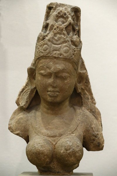 The Victoria and Albert Museum. Yogini. 800-900. Pratihara period. Sandstone. Central India (Madhya Pradesh). United kingdom द्वारा अज्ञात