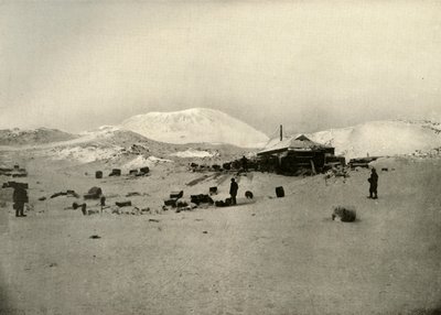 शीतकालीन क्वार्टर। बैकग्राउंड में माउंट एरेबस के साथ, c1908, 1909 द्वारा अज्ञात