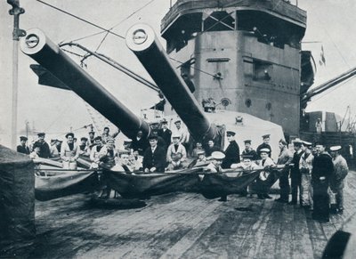 एचएमएस न्यूजीलैंड की बड़ी बंदूकें, c1914 द्वारा अज्ञात