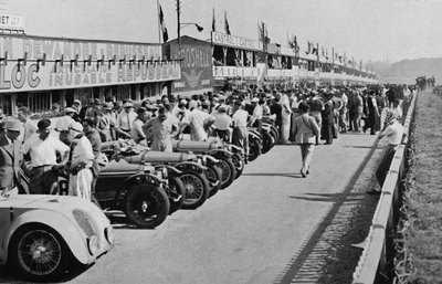 व्यस्त गड्ढे: ले मैन्स की शुरुआत से पहले 24 घंटे की दौड़, 1937 द्वारा अज्ञात