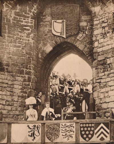 13 जुलाई 1911 1935 को कैर्नार्वन कैसल में वेल्स के राजकुमार का निवेश द्वारा अज्ञात