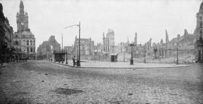1918 में फ्रांस के दुई का खंडहर और घंटाघर द्वारा अज्ञात