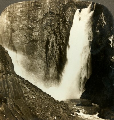 नॉर्वे के सबसे बड़े झरनों में से एक, शक्तिशाली Voringfos का सबसे पुराना जल, c1905। द्वारा अज्ञात