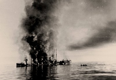 25 अगस्त 1942 को जर्मन क्रूजर एडमिरल स्किर द्वारा आइसब्रेकर अलेक्जेंडर सिबिरकोव का डूबना। द्वारा अज्ञात
