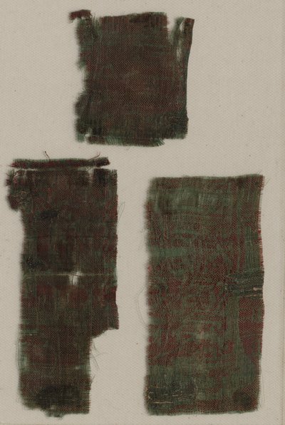 इतालवी गॉथिक सिल्क के तीन टुकड़े, 1300। द्वारा अज्ञात