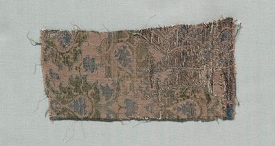 इतालवी गोथिक सिल्क के तीन टुकड़े, 1350-1399। द्वारा अज्ञात