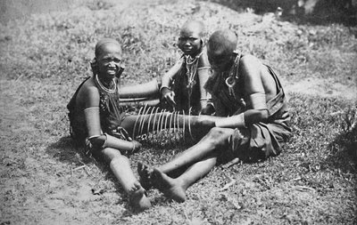 तीन युवा मसाई महिलाएं, 1912 द्वारा अज्ञात