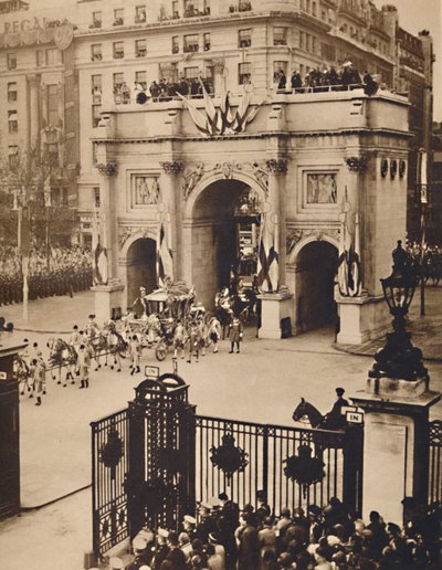 12 मई 1937 को सॉवरिन गेट, मार्बल आर्क के माध्यम से द्वारा अज्ञात