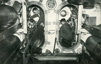 एक ब्रिटिश पनडुब्बी के टारपीडो ट्यूब, द्वितीय विश्व युद्ध, 1945। द्वारा अज्ञात