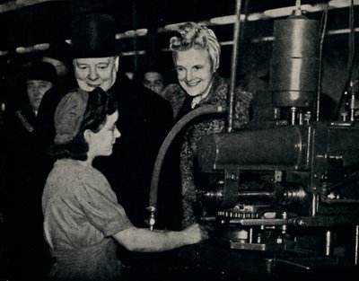 1940, 1945 में एक आर्म्स फैक्ट्री में निरीक्षण का दौरा। द्वारा अज्ञात