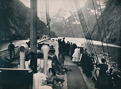 1914 के ट्रॉल्ड फजॉर्ड में पर्यटक स्टीमर। द्वारा अज्ञात