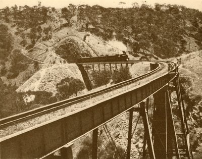 ट्रेन पासिंग ओवर वियाडक्ट, माउंट लॉफ्टी रेंज, दक्षिण ऑस्ट्रेलिया, 1930। द्वारा अज्ञात