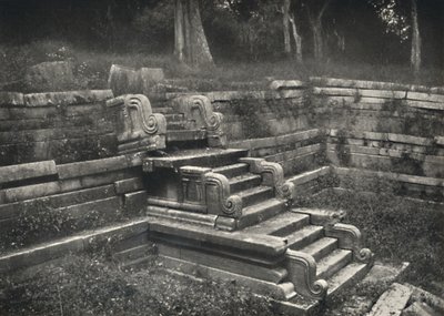 ईंट स्नान तालाब में सीढ़ियाँ, अनुराधापुरा, 1926 द्वारा अज्ञात