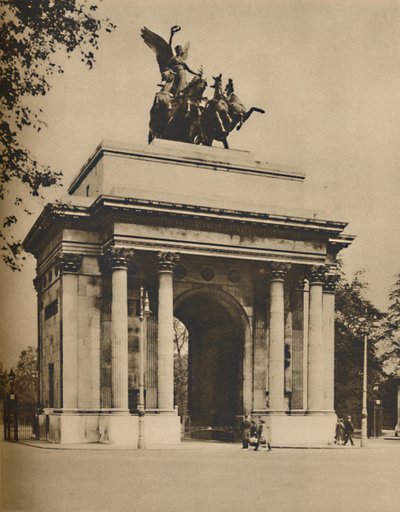 विजयी आर्क ने हाइड पार्क से संविधान हिल, c1935 तक स्थानांतरित किया। द्वारा अज्ञात
