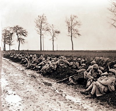 एक सड़क के किनारे आराम करने वाले सैनिक, उत्तरी फ्रांस, c1914-c1918 द्वारा अज्ञात