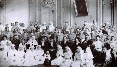 रूस की त्सरीना मारिया फ्योदोरोव्ना ने 1915 में कीव के एक अस्पताल का दौरा किया द्वारा अज्ञात