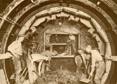ट्यूब टनल की खुदाई Greathead बोरिंग शील्ड के माध्यम से, c1930। द्वारा अज्ञात