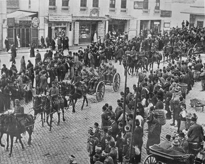 तुर्की तोपखाने कांस्टेंटिनोपल को सक्रिय सेवा पर छोड़ते हुए, 1915 द्वारा अज्ञात
