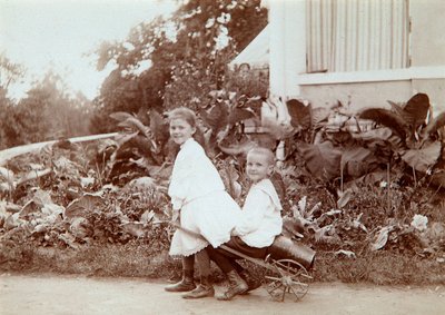 बाहर खेल रहे दो बच्चे, 1890 द्वारा अज्ञात