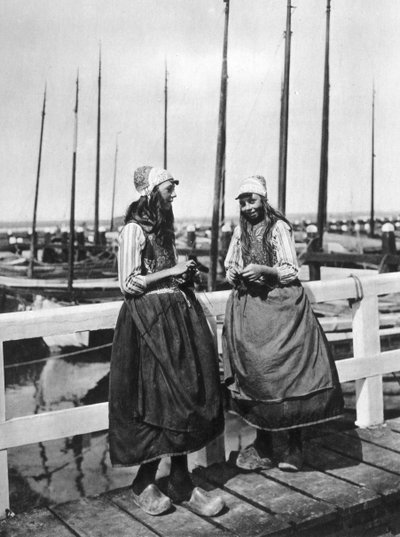 लैंडिंग स्टेज पर दो लड़कियां, मार्केन, नीदरलैंड्स, c1934 द्वारा अज्ञात