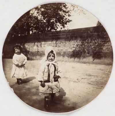 "दो छोटे बच्चे एक दीवार के साथ चलते हुए", वर्स लेस एनीज़ 1890 द्वारा अज्ञात