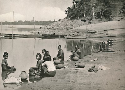 महान इरावदी पर विशिष्ट रिवरसाइड दृश्य - महिलाओं को स्नान और ड्राइंग पानी, 1900। द्वारा अज्ञात